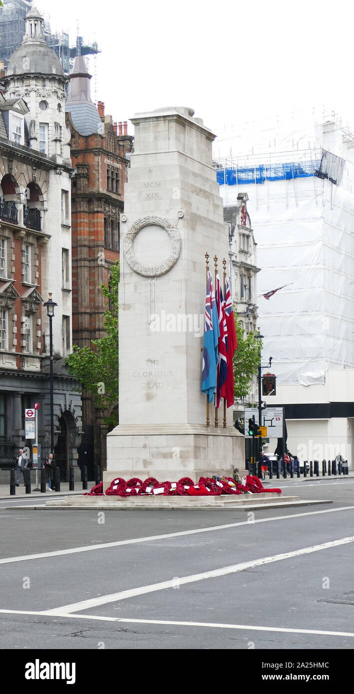 Das Ehrenmal war Memorial auf Whitehall in London, England. Seine Herkunft ist in eine temporäre Struktur für einen Frieden Parade errichtet nach dem Ende des Ersten Weltkriegs, und nach einer Ausgießung der nationalen Stimmung es 1920 durch eine permanente Struktur ersetzt wurde und die offizielle National War Memorial des Vereinigten Königreichs bezeichnet. Entworfen von Edwin Lutyens, die permanente Struktur wurde von Portland Stein zwischen 1919 und 1920 gebaut Stockfoto