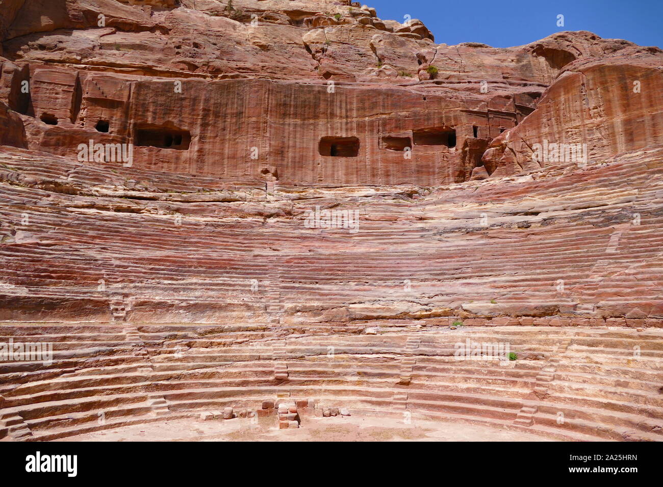 Jahrhundert AD Nabatean Theater in Petra, Jordanien. Wesentlicher Teil des Theaters wurde aus massiven Felsen geschnitzt, während die scaena und Außenwand errichtet wurden. Auditorium des Theaters besteht aus drei horizontale Abschnitte der Sitze durch die Gänge getrennt und sieben Treppen zu steigen. Das Theater könnte eine Reihe von ca. 8500 Personen. Das Theater wurde in den kulturellen und politischen Spitze des Nabatäischen reiches Aretas IV (9 V.CHR.-40 N.CHR.) erbaut, im Jahre 1812, die Stadt Petra und Al-Khazneh wiederentdeckt wurde vom Schweizer explorer Johann Ludwig Burckhardt Stockfoto