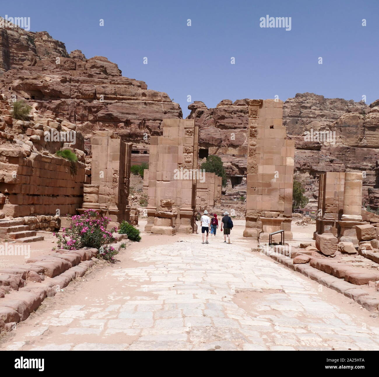 Der große Tempel in Petra, Jordanien, ist eine große monumentale Komplex, liegt südlich des colonnaded Straße bei Petra. Die Anlage wurde vermutlich in den frühen ersten Jahrhundert CE abgeschlossen, unter der Herrschaft der nabatäischen Königs Aretas IV, wie durch architektonische und skulpturale Details vorgeschlagen. Stockfoto