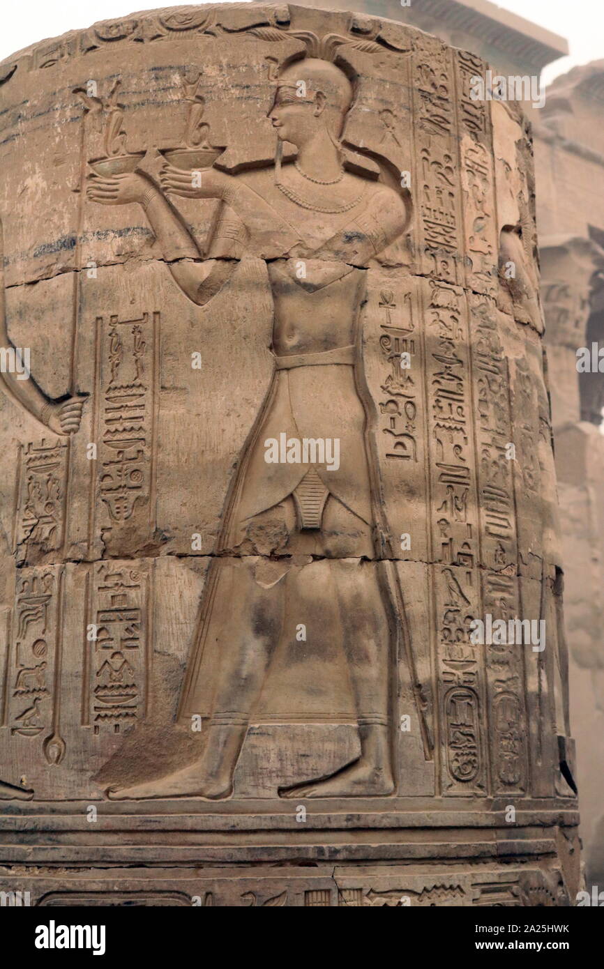 Tempel von Kom Ombo, Oberägypten. Während der ptolemäischen Dynastie, 180 - 47 v. Chr. gebaut. Einige Ergänzungen wurden später während der römischen Zeit. Das Gebäude ist einzigartig, weil seine 'Double' Design bedeutete, dass es Gerichte, Hallen, Heiligtümer und Zimmer für zwei verschiedene Götter dupliziert. Die südliche Hälfte der Tempel wurde eingeweiht der Krokodilgott Sobek. Im nördlichen Teil der Tempel, der der Falcon Gott Haroeris (Horus der Ältere") gewidmet war, zusammen mit Tasenetnofret, eine besondere Form der Hathor Stockfoto