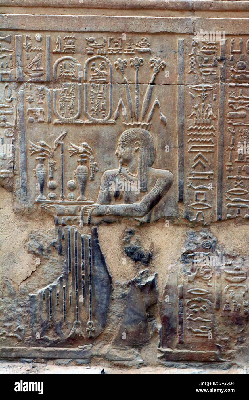 Tempel von Kom Ombo, Oberägypten. Während der ptolemäischen Dynastie, 180 - 47 v. Chr. gebaut. Einige Ergänzungen wurden später während der römischen Zeit. Das Gebäude ist einzigartig, weil seine 'Double' Design bedeutete, dass es Gerichte, Hallen, Heiligtümer und Zimmer für zwei verschiedene Götter dupliziert. Die südliche Hälfte der Tempel wurde eingeweiht der Krokodilgott Sobek. Im nördlichen Teil der Tempel, der der Falcon Gott Haroeris (Horus der Ältere") gewidmet war, zusammen mit Tasenetnofret, eine besondere Form der Hathor Stockfoto