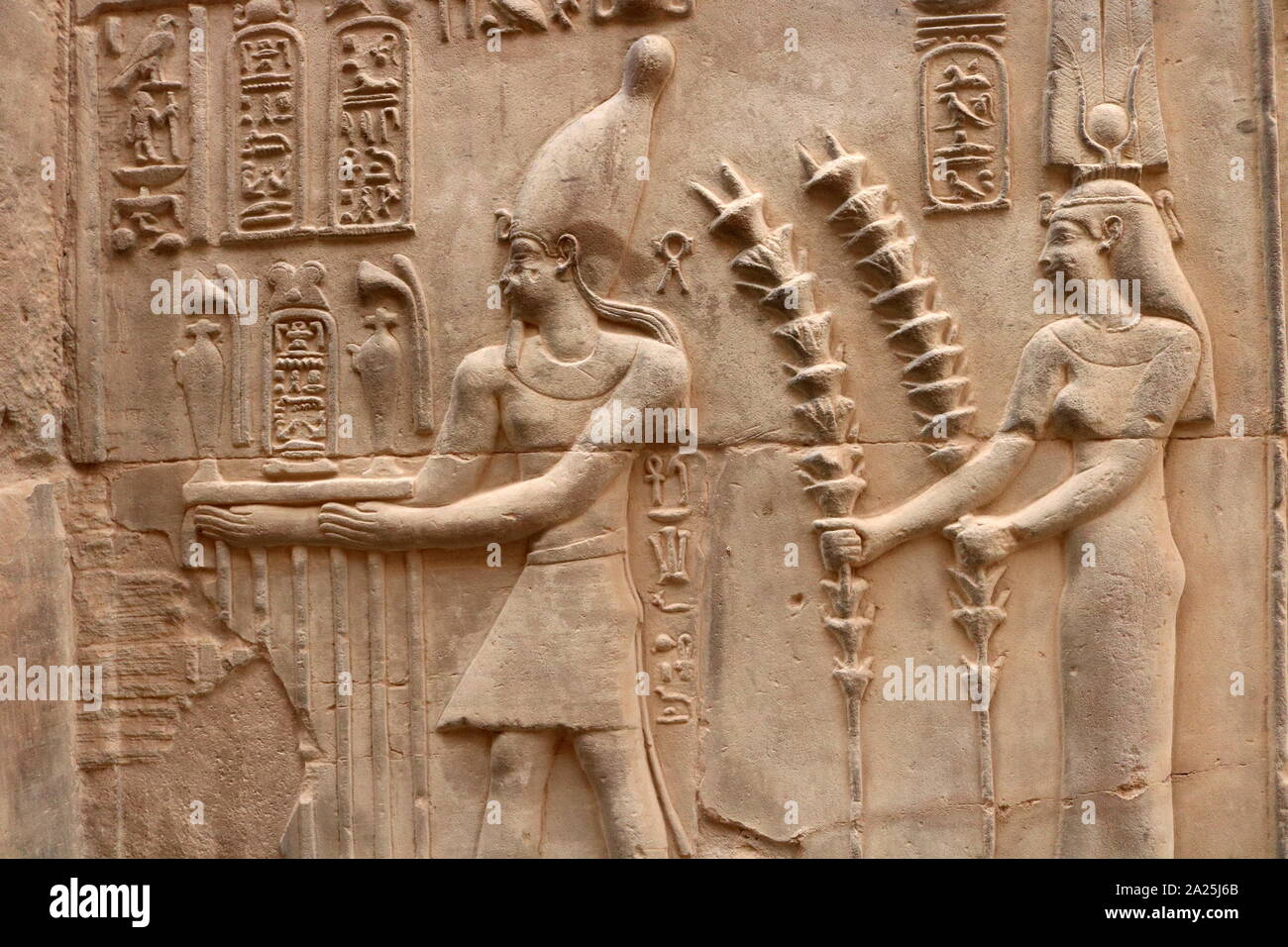 Tempel von Kom Ombo, Oberägypten. Während der ptolemäischen Dynastie, 180 - 47 v. Chr. gebaut. Einige Ergänzungen wurden später während der römischen Zeit. Das Gebäude ist einzigartig, weil seine 'Double' Design bedeutete, dass es Gerichte, Hallen, Heiligtümer und Zimmer für zwei verschiedene Götter dupliziert. Die südliche Hälfte der Tempel wurde eingeweiht der Krokodilgott Sobek. Im nördlichen Teil der Tempel, der der Falcon Gott Haroeris (Horus der Ältere") gewidmet war, zusammen mit Tasenetnofret, eine besondere Form der Hathor Stockfoto