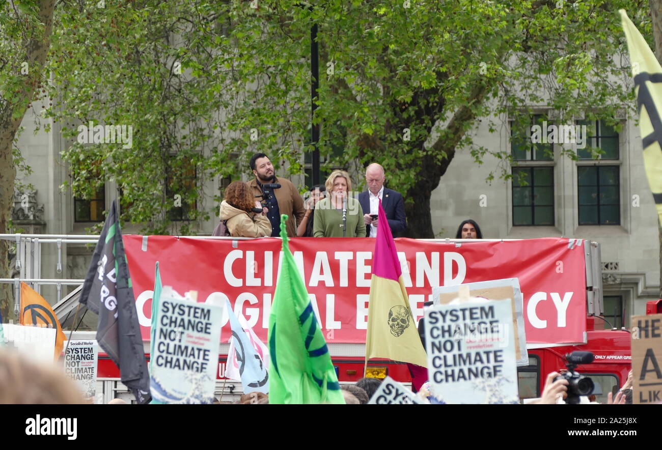 Große Menschenmengen gefüllten Parliament Square Aufruf für ein Klima Notstand ausgerufen werden. Es war der Höhepunkt von Wochen von Demonstrationen und Protesten, die Straßen in Inner London und anderen Städten abgeschaltet haben, was zu massiven Verkehrsbehinderungen. Der Protest wurde von YouthStrike 4 Klima, Momentum, Aussterben Rebellion und 14 andere Gruppen zum 2. Mai 2019 genannten Stockfoto