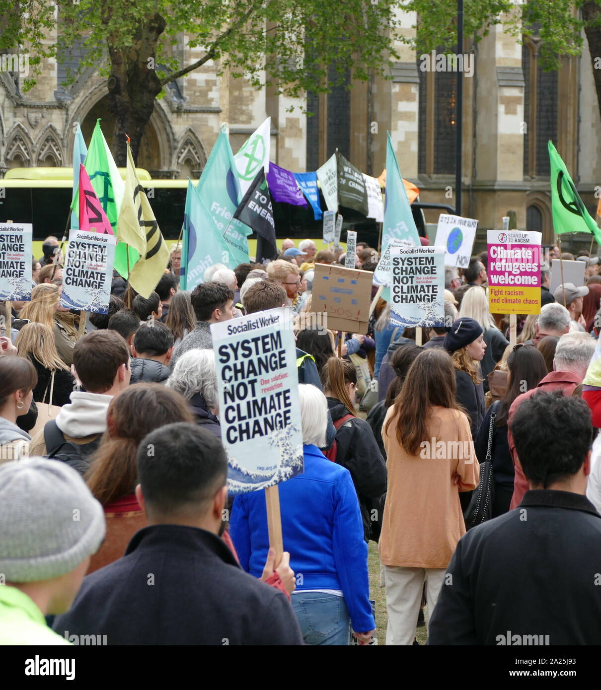 Große Menschenmengen gefüllten Parliament Square Aufruf für ein Klima Notstand ausgerufen werden. Es war der Höhepunkt von Wochen von Demonstrationen und Protesten, die Straßen in Inner London und anderen Städten abgeschaltet haben, was zu massiven Verkehrsbehinderungen. Der Protest wurde von YouthStrike 4 Klima, Momentum, Aussterben Rebellion und 14 andere Gruppen zum 2. Mai 2019 genannten Stockfoto