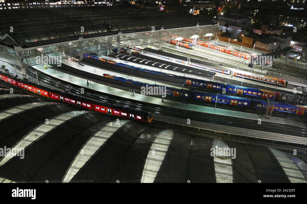 Waterloo Station in London ist ein Kopfbahnhof auf dem nationalen Schienennetz, in das Vereinigte Königreich. Waterloo ist der verkehrsreichste Bahnhof in Großbritannien, mit fast hundert Millionen Einträge & verlässt den Bahnhof jedes Jahr. Es ist auch der größte Bahnhof in Bezug auf die Stellfläche und die größte Zahl von Plattformen. Stockfoto