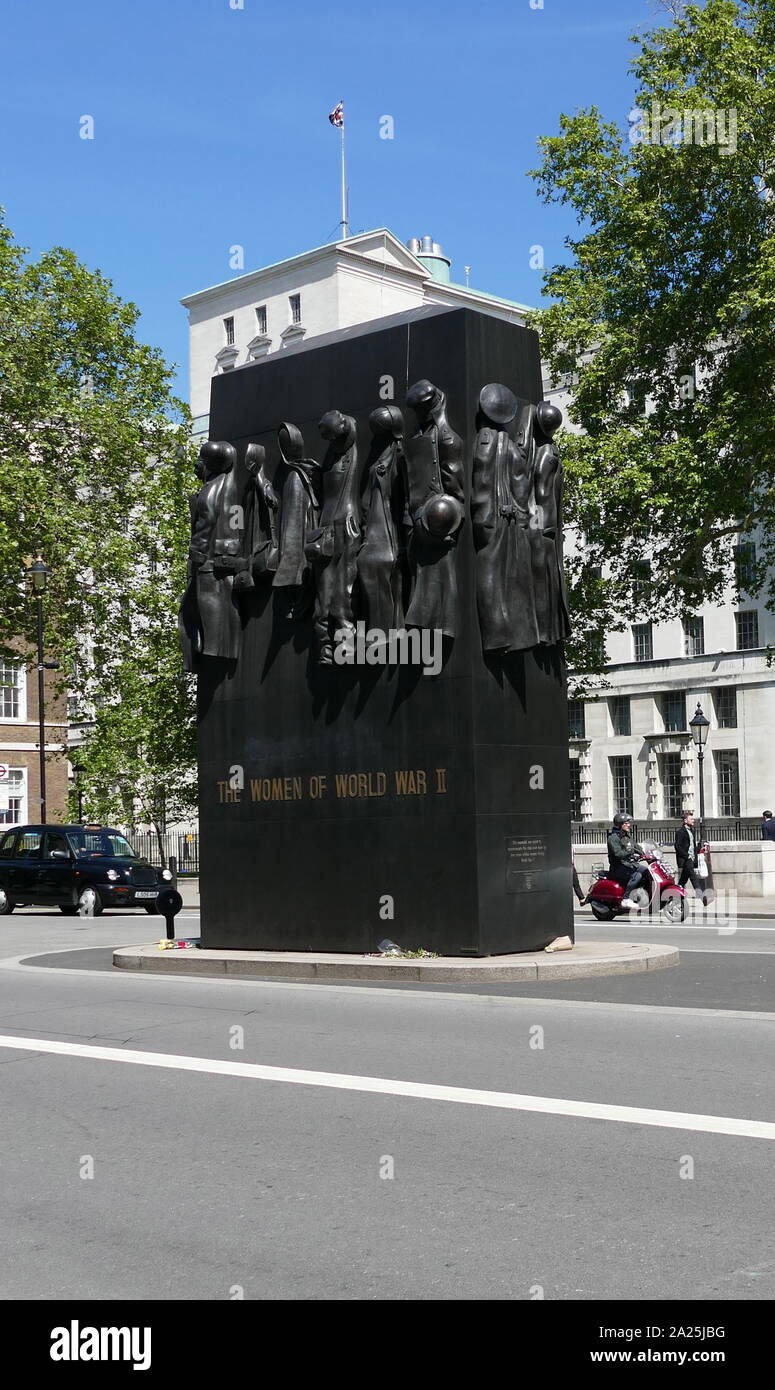 Das Denkmal für die Frauen des zweiten Weltkrieges ist eine britische nationale Kriegerdenkmal befindet sich in Whitehall in London, im Norden von der Kenotaph. Es wurde durch John W. Mills, vorgestellt von Königin Elizabeth II und im Juli 2005 von Baroness Boothroyd gewidmet geformt. Stockfoto
