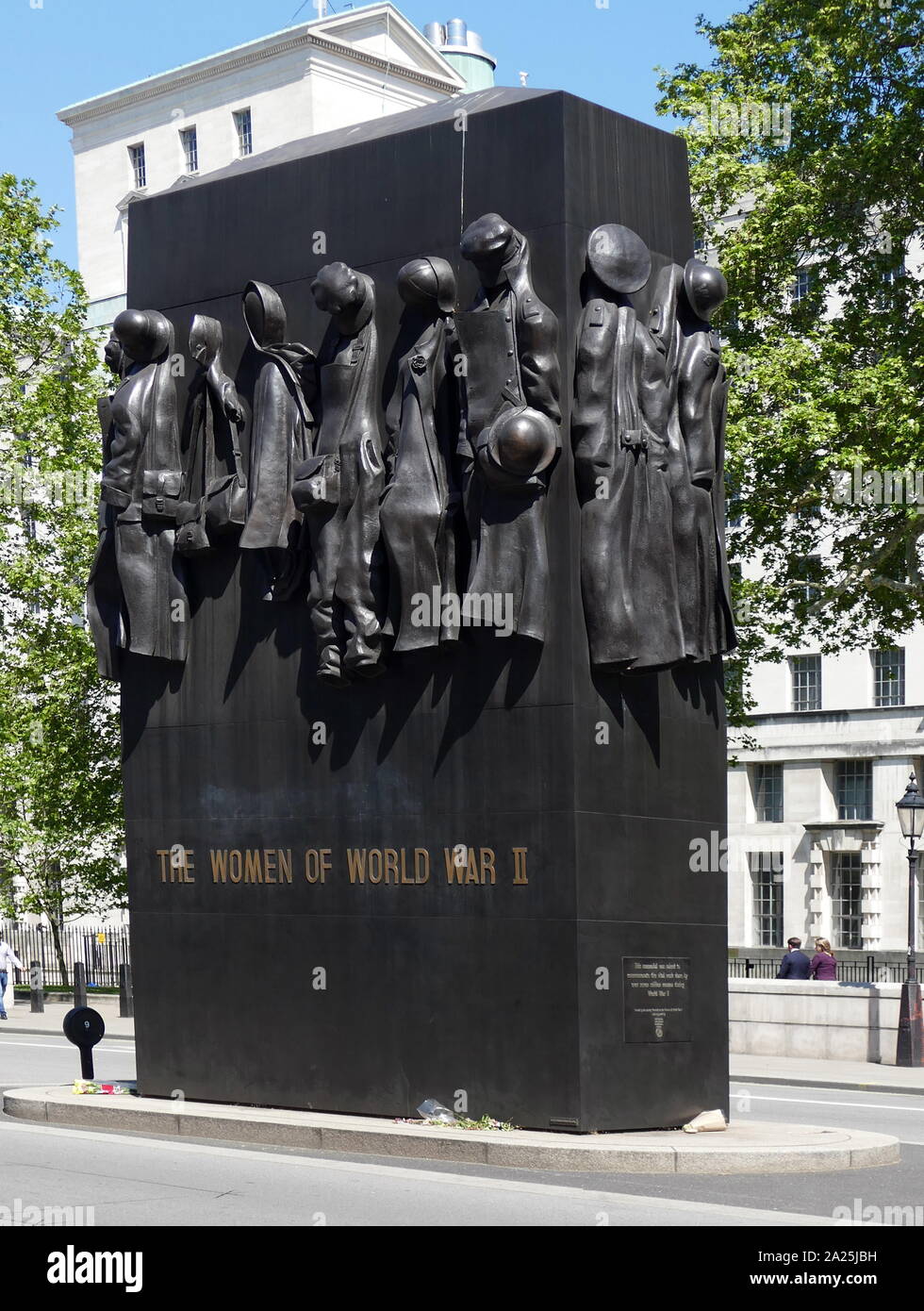Das Denkmal für die Frauen des zweiten Weltkrieges ist eine britische nationale Kriegerdenkmal befindet sich in Whitehall in London, im Norden von der Kenotaph. Es wurde durch John W. Mills, vorgestellt von Königin Elizabeth II und im Juli 2005 von Baroness Boothroyd gewidmet geformt. Stockfoto