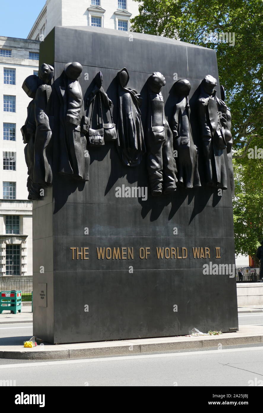 Das Denkmal für die Frauen des zweiten Weltkrieges ist eine britische nationale Kriegerdenkmal befindet sich in Whitehall in London, im Norden von der Kenotaph. Es wurde durch John W. Mills, vorgestellt von Königin Elizabeth II und im Juli 2005 von Baroness Boothroyd gewidmet geformt. Stockfoto