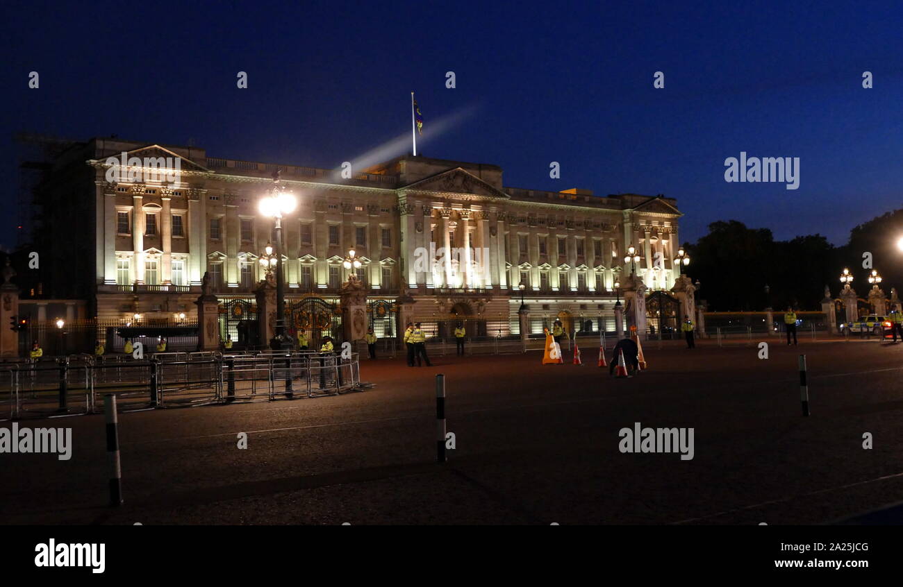 Buckingham Palace, London, die von der Polizei gesicherte Zugang für Proteste während des Abendessen für Präsident Donald Trump Juni 2019 zu verhindern. Stockfoto