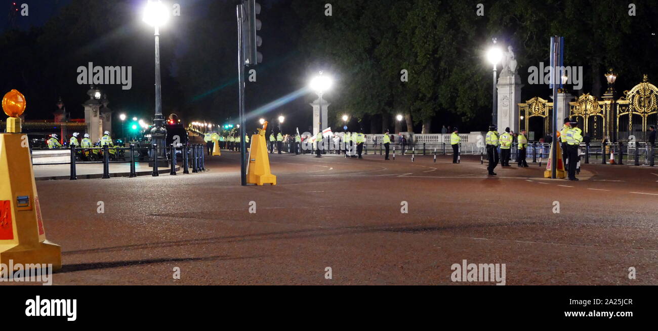 Buckingham Palace, London, die von der Polizei gesicherte Zugang für Proteste während des Abendessen für Präsident Donald Trump Juni 2019 zu verhindern. Stockfoto