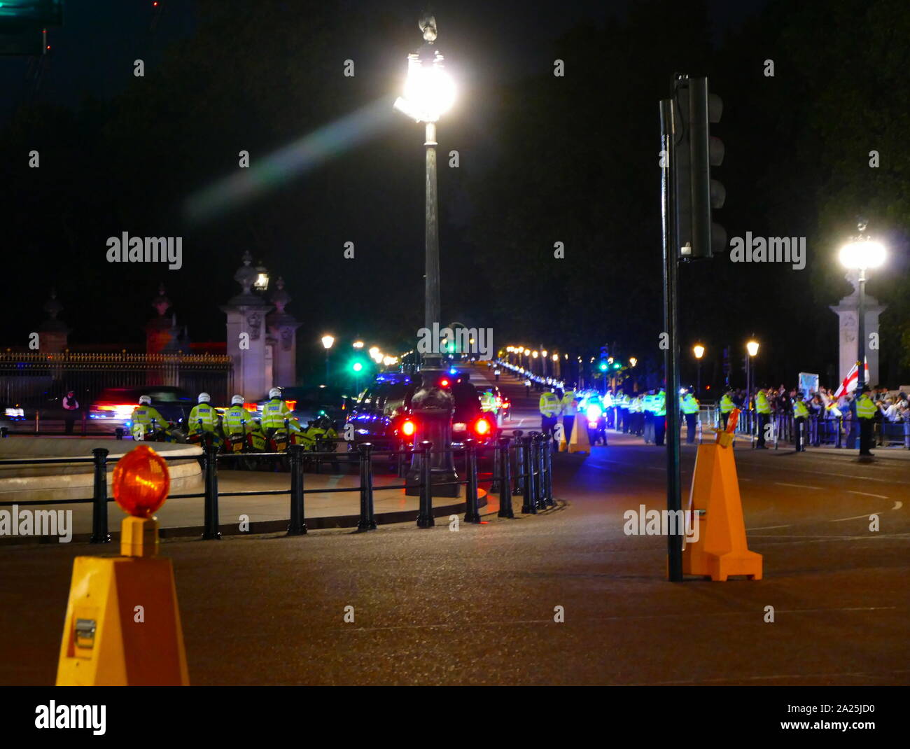 Buckingham Palace, London, die von der Polizei gesicherte Zugang für Proteste als präsidiale Autokolonne Blätter nach dem Staat Abendessen für Präsident Donald Trump Juni 2019 verhindern Stockfoto