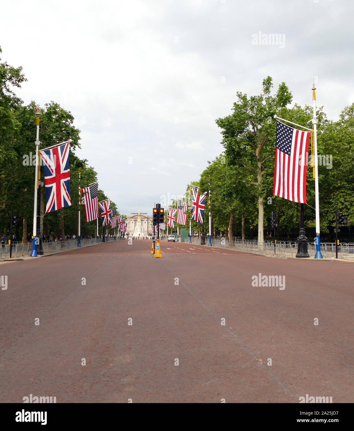 Die Mall auf dem Weg zum Buckingham Palace, London, die von der Polizei gesicherte Zugang für Proteste während des Staatsbesuchs von Präsident Donald Trump Juni 2019 zu verhindern. Stockfoto