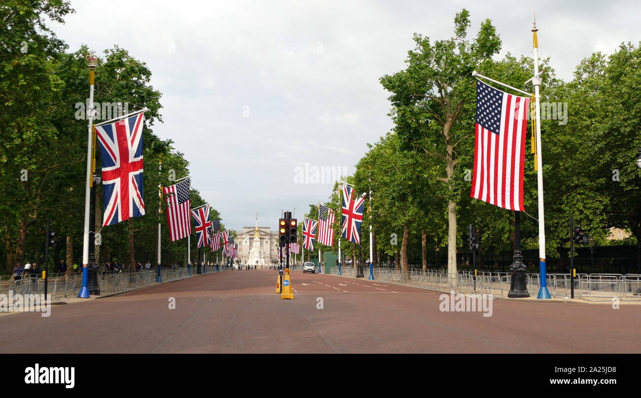 Die Mall auf dem Weg zum Buckingham Palace, London, die von der Polizei gesicherte Zugang für Proteste während des Staatsbesuchs von Präsident Donald Trump Juni 2019 zu verhindern. Stockfoto