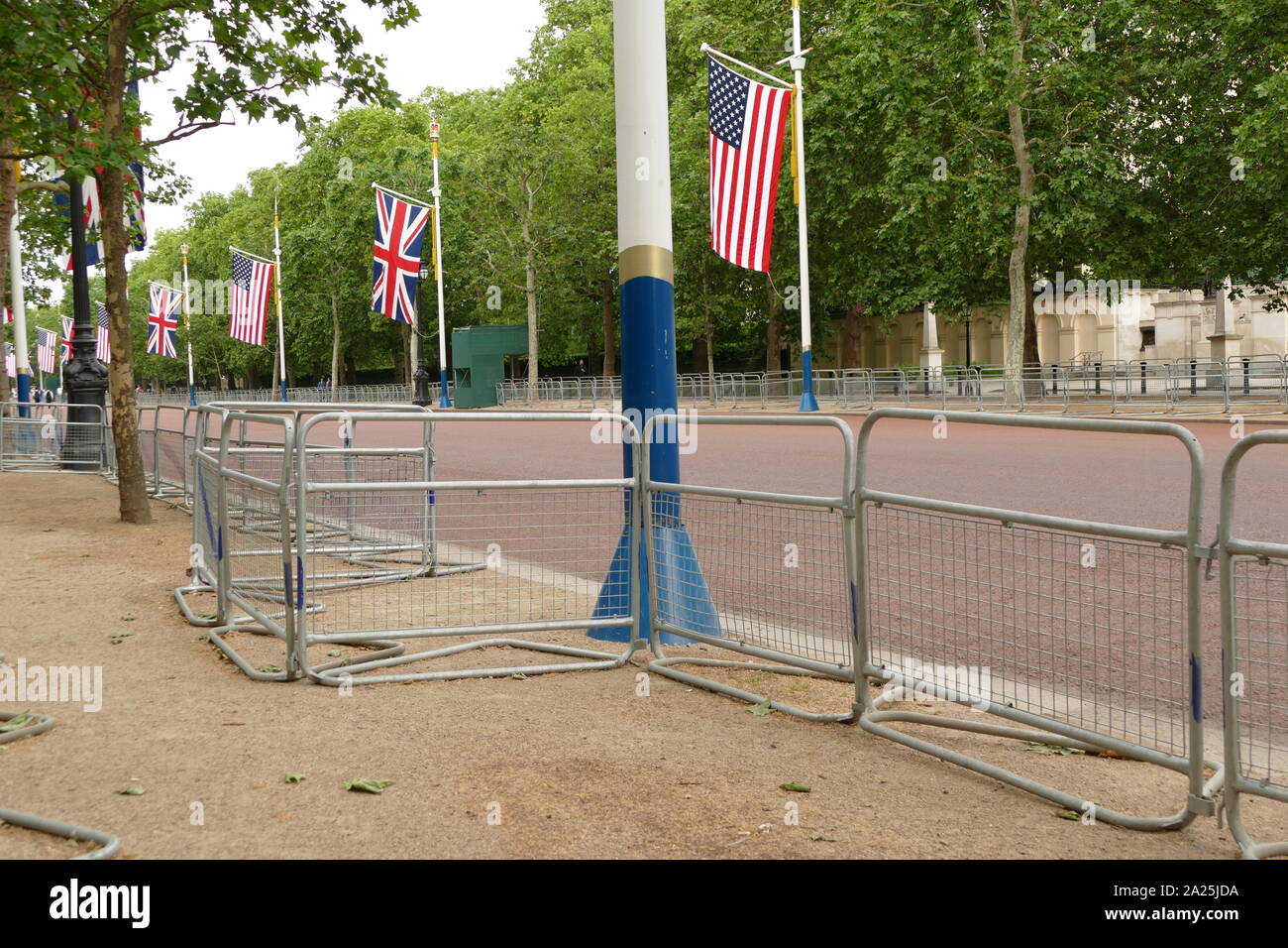 Die Mall auf dem Weg zum Buckingham Palace, London, die von der Polizei gesicherte Zugang für Proteste während des Staatsbesuchs von Präsident Donald Trump Juni 2019 zu verhindern. Stockfoto