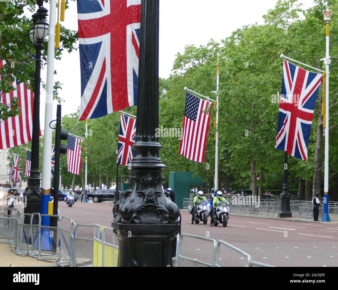 Auf der Mall auf dem Weg zum Buckingham Palace, London, die von der Polizei während der staatsbesuch gesichert für Präsident Donald Trump, Juni 2019 Stockfoto