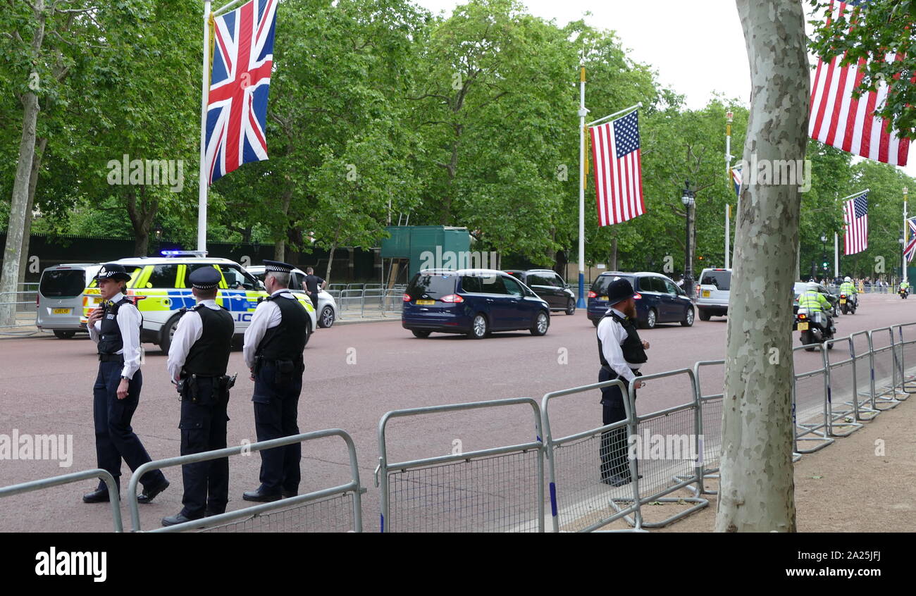 Auf der Mall auf dem Weg zum Buckingham Palace, London, die von der Polizei während der staatsbesuch gesichert für Präsident Donald Trump, Juni 2019 Stockfoto