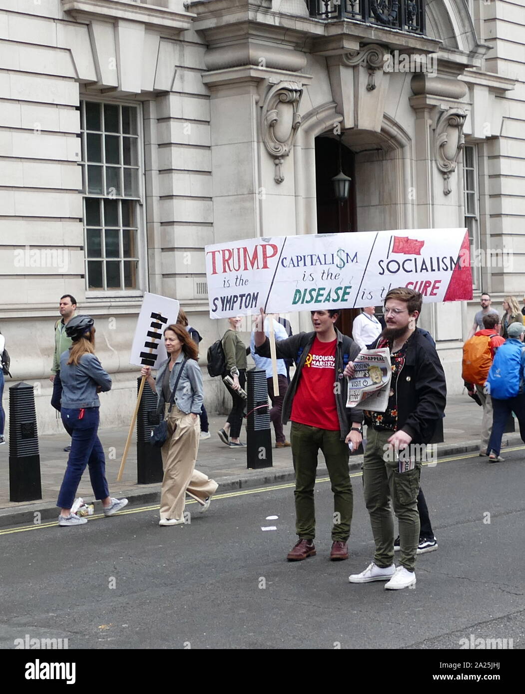 Demonstrationen in Whitehall und Trafalgar Square London während der Staatsbesuch von US-Präsident Donald Trump nach Großbritannien; Juni 2019 Stockfoto