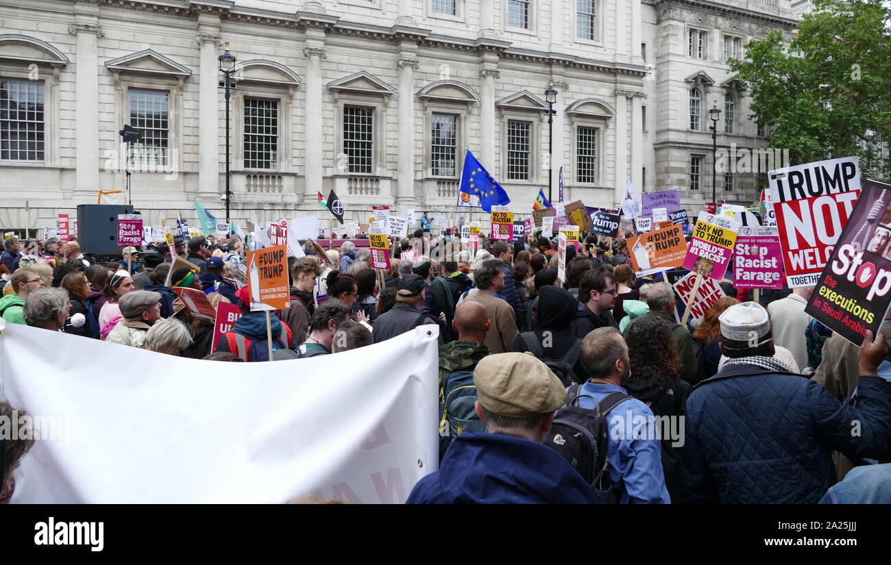 Demonstrationen in Whitehall und Trafalgar Square London während der Staatsbesuch von US-Präsident Donald Trump nach Großbritannien; Juni 2019 Stockfoto