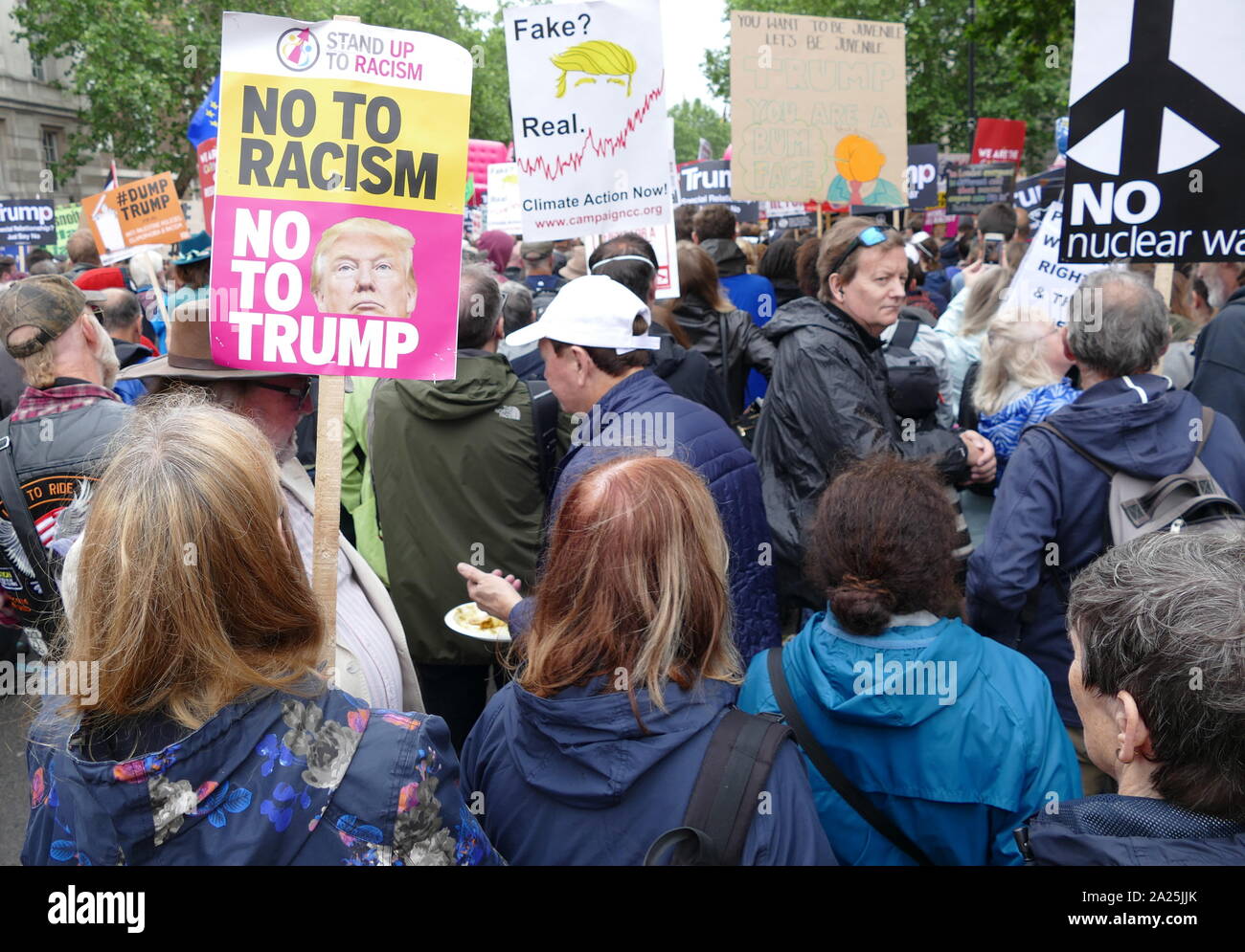 Demonstrationen in Whitehall und Trafalgar Square London während der Staatsbesuch von US-Präsident Donald Trump nach Großbritannien; Juni 2019 Stockfoto