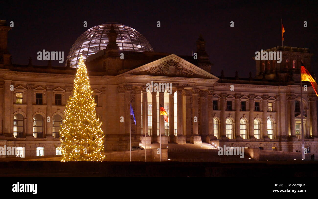Der Reichstag; Deutscher Bundestag; Berlin, Deutschland, gebaut im Reichstag, des Deutschen Reiches. Es wurde 1894 eröffnet und die Diät bis 1933, wenn es wurde streng nach dem Feuer beschädigt werden. Die Ruine war sicher gegen die Elemente und teilweise in der 1960 renovierten s gemacht, aber war kein Versuch der vollständigen Wiederherstellung, bis nach der Wiedervereinigung Deutschlands am 3. Oktober 1990, wenn es machte einen Wiederaufbau unter der Leitung von Architekt Norman Foster. Stockfoto