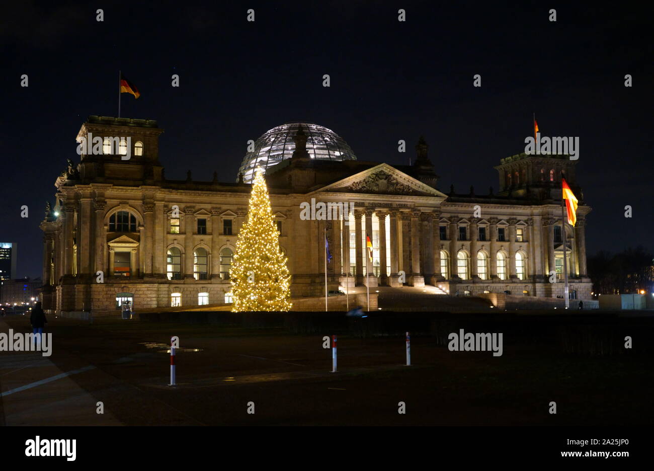 Der Reichstag; Deutscher Bundestag; Berlin, Deutschland, gebaut im Reichstag, des Deutschen Reiches. Es wurde 1894 eröffnet und die Diät bis 1933, wenn es wurde streng nach dem Feuer beschädigt werden. Die Ruine war sicher gegen die Elemente und teilweise in der 1960 renovierten s gemacht, aber war kein Versuch der vollständigen Wiederherstellung, bis nach der Wiedervereinigung Deutschlands am 3. Oktober 1990, wenn es machte einen Wiederaufbau unter der Leitung von Architekt Norman Foster. Stockfoto