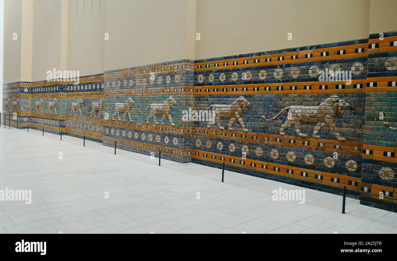 Die Prozessionsstraße von Babylon.in Über 575 v. Chr. gebaut im Auftrag von König Nebukadnezar II. im Norden der Stadt. Es war Teil eines großen von Mauern umgebenen Prozessionsstraße in die Stadt führt. Die Wände in glasierten Ziegeln meistens in Blau fertig waren, mit Tieren und Gottheiten in Flachrelief in Abständen, diese auch um Ziegel, die geformt sind und unterschiedlich gefärbt. Es war im frühen 20. Jahrhundert ausgegraben, und eine Rekonstruktion unter Verwendung des ursprünglichen Ziegel, 1930 fertig gestellt, ist jetzt im Berliner Pergamonmuseum gezeigt. Stockfoto