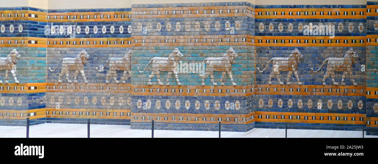 Die Prozessionsstraße von Babylon.in Über 575 v. Chr. gebaut im Auftrag von König Nebukadnezar II. im Norden der Stadt. Es war Teil eines großen von Mauern umgebenen Prozessionsstraße in die Stadt führt. Die Wände in glasierten Ziegeln meistens in Blau fertig waren, mit Tieren und Gottheiten in Flachrelief in Abständen, diese auch um Ziegel, die geformt sind und unterschiedlich gefärbt. Es war im frühen 20. Jahrhundert ausgegraben, und eine Rekonstruktion unter Verwendung des ursprünglichen Ziegel, 1930 fertig gestellt, ist jetzt im Berliner Pergamonmuseum gezeigt. Stockfoto