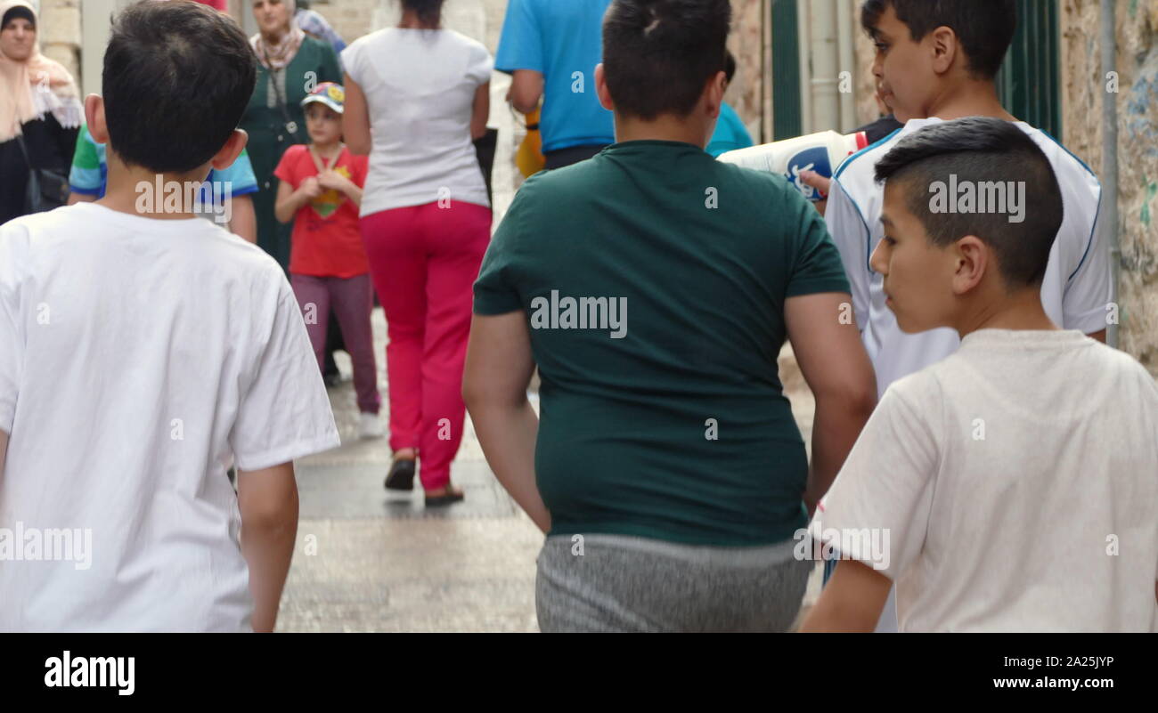 Arabische Kinder auf ihrem Weg in der Altstadt von Jerusalem, Israel zur Schule Stockfoto