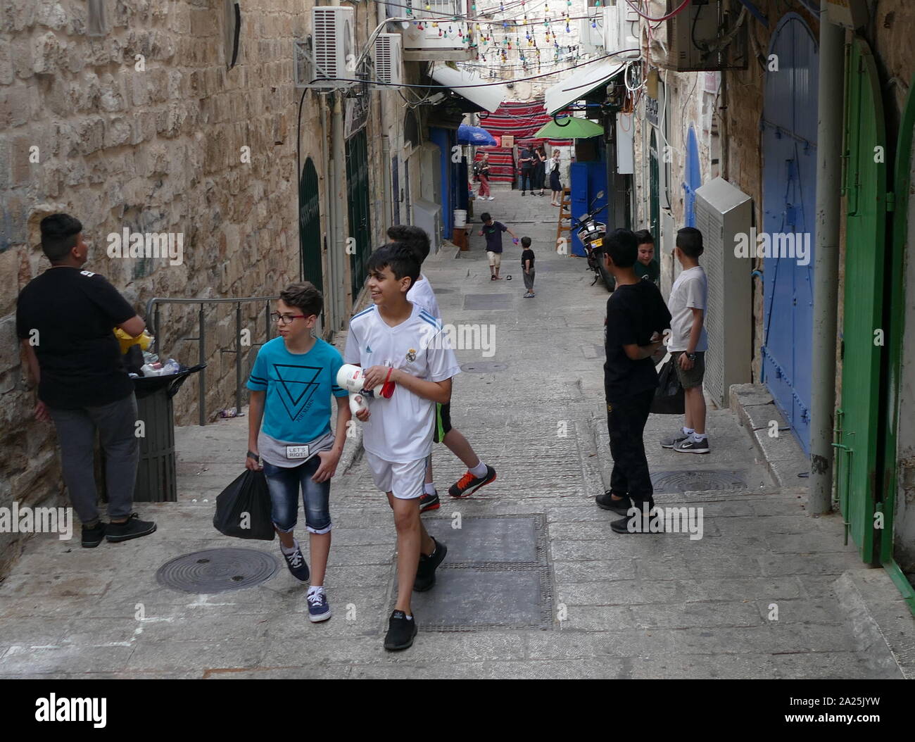 Arabische Kinder auf ihrem Weg in der Altstadt von Jerusalem, Israel zur Schule Stockfoto