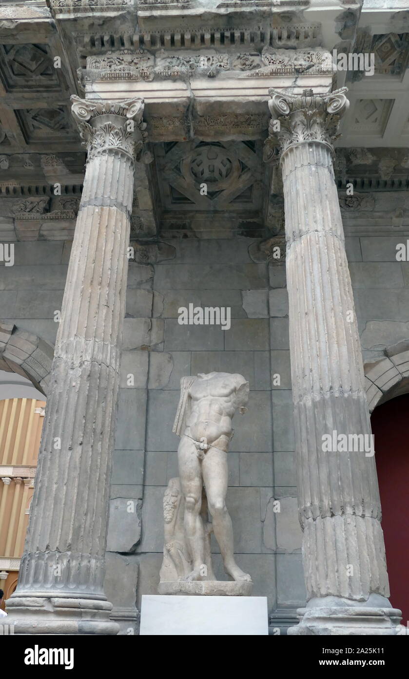 Markttor von Milet, den Wiederaufbau mit modernen Anbauten, Römische, Trajan, Milet, um 100 AD. Das Tor wurde im 2. Jahrhundert, während der Herrschaft von Kaiser Hadrian etwa 120 bis 130 AD wahrscheinlich gebaut. Es ersetzt eine bestehende Dorischen propylon und diente als der nördliche Zugang zum südlichen Markt, oder Agora, in Milet, eine antike Stadt in der heutigen Türkei Stockfoto