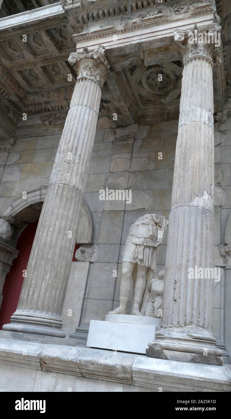 Markttor von Milet, den Wiederaufbau mit modernen Anbauten, Römische, Trajan, Milet, um 100 AD. Das Tor wurde im 2. Jahrhundert, während der Herrschaft von Kaiser Hadrian etwa 120 bis 130 AD wahrscheinlich gebaut. Es ersetzt eine bestehende Dorischen propylon und diente als der nördliche Zugang zum südlichen Markt, oder Agora, in Milet, eine antike Stadt in der heutigen Türkei Stockfoto