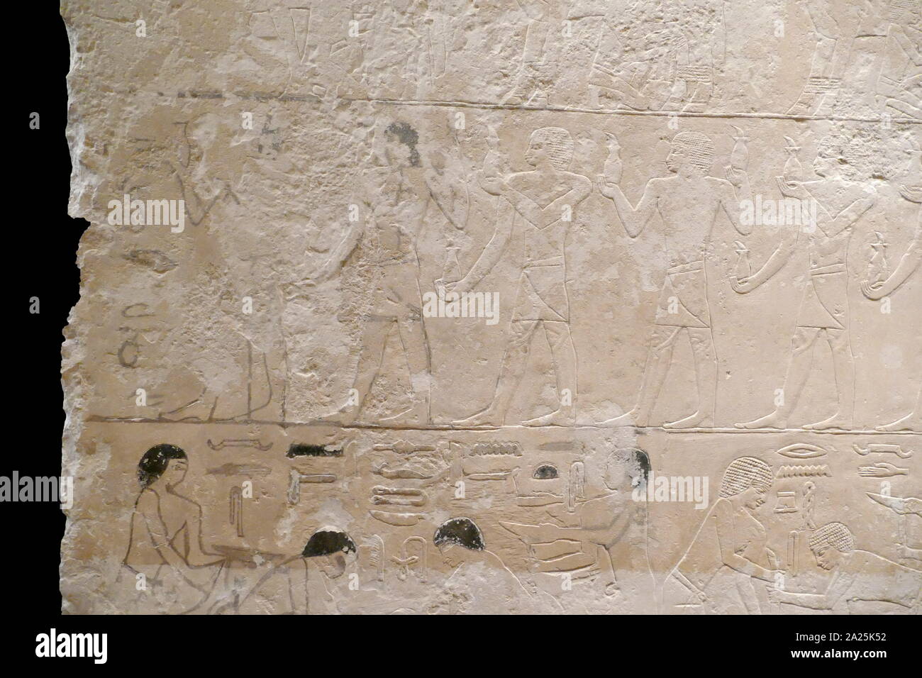 Sechsten Dynastie, aufopferungsvoller Kammer und Wand aus dem Grab des Manufer, ca. 2.335 v. Chr.. Gegenüber dem Eingang Tor, eine falsche Tür, ca. zwei Meter hoch, steht an der Spitze eines Fluges aus drei Schritten; sie ist Teil der Opfertiere Kammer des Manufer, Chief wig-maker zum König. Stockfoto