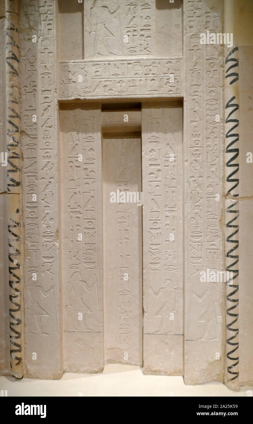 Sechsten Dynastie, aufopferungsvoller Kammer und Wand aus dem Grab des Manufer, ca. 2.335 v. Chr.. Gegenüber dem Eingang Tor, eine falsche Tür, ca. zwei Meter hoch, steht an der Spitze eines Fluges aus drei Schritten; sie ist Teil der Opfertiere Kammer des Manufer, Chief wig-maker zum König. Stockfoto