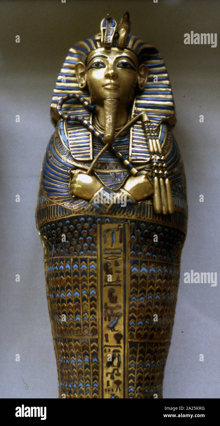 Zweite Sarkophag des Königs Tutanchamun, ägyptischen Pharao der 18. Dynastie (regierte C. 1332 - 1323 v. Chr.), während der Zeit der ägyptischen Geschichte als das neue Königreich oder manchmal das Neue Empire Periode bekannt. König Tutanchamun hatte vier Särge alle aus Holz. Sie wurden eingerichtet und mit Blattgold gemalt. Man wurde teilweise aus Gold. Der Sarg, in dem sie König Tutanchamun Kopf platziert wurde aus purem Gold und wurde mit Steinen und farbiges Glas eingerichtet. Stockfoto