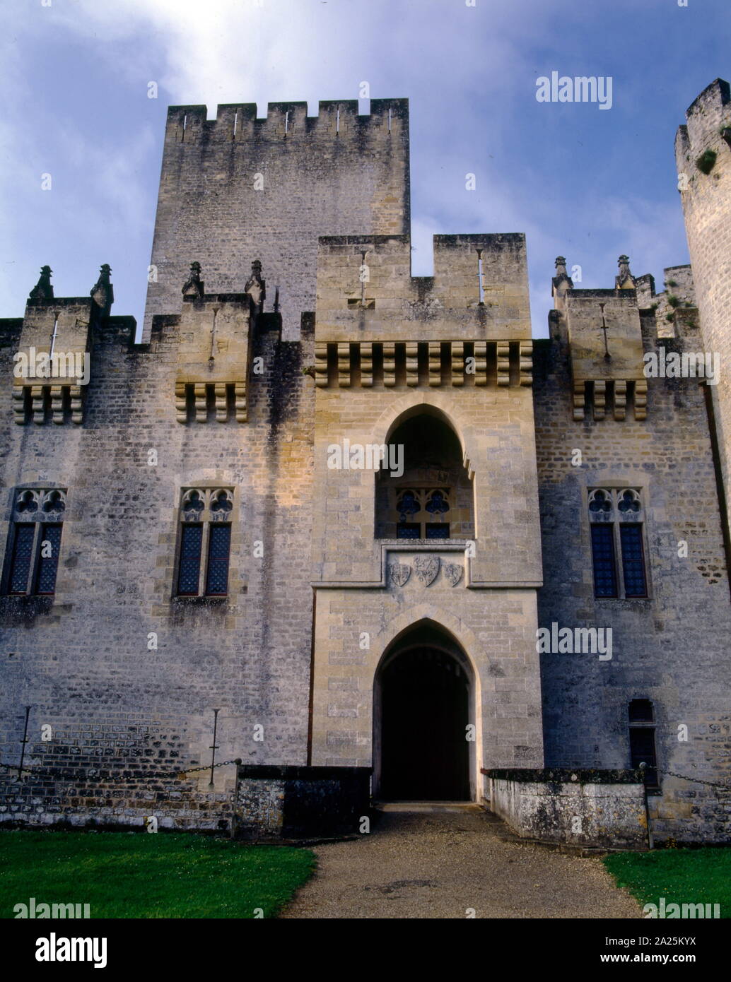 Die mittelalterlichen Château de Roquetaillade; ein Schloss in der Nähe von Mazères (Bordeaux), Frankreich. Im Jahre 1306, mit Erlaubnis der englische König Edward I, Kardinal de La Mothe, Neffe von Papst Clemens V. baute eine zweite Festung (le Château Neuf). Das Neue Schloss war Platz im Plan mit sechs Türmen und einem zentralen halten. Stockfoto