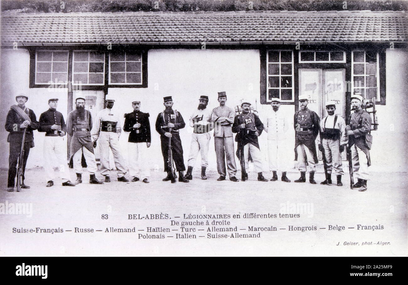 Französische Legionär Soldaten aus Frankreich, Schweiz, Russland; Deutschland; Polen; Haiti; Türkei; Marokko; Ungarn; Belgien und Italien auf Parade in Sidi Bel Abbès, Algerien. Postkarte 1910 Stockfoto