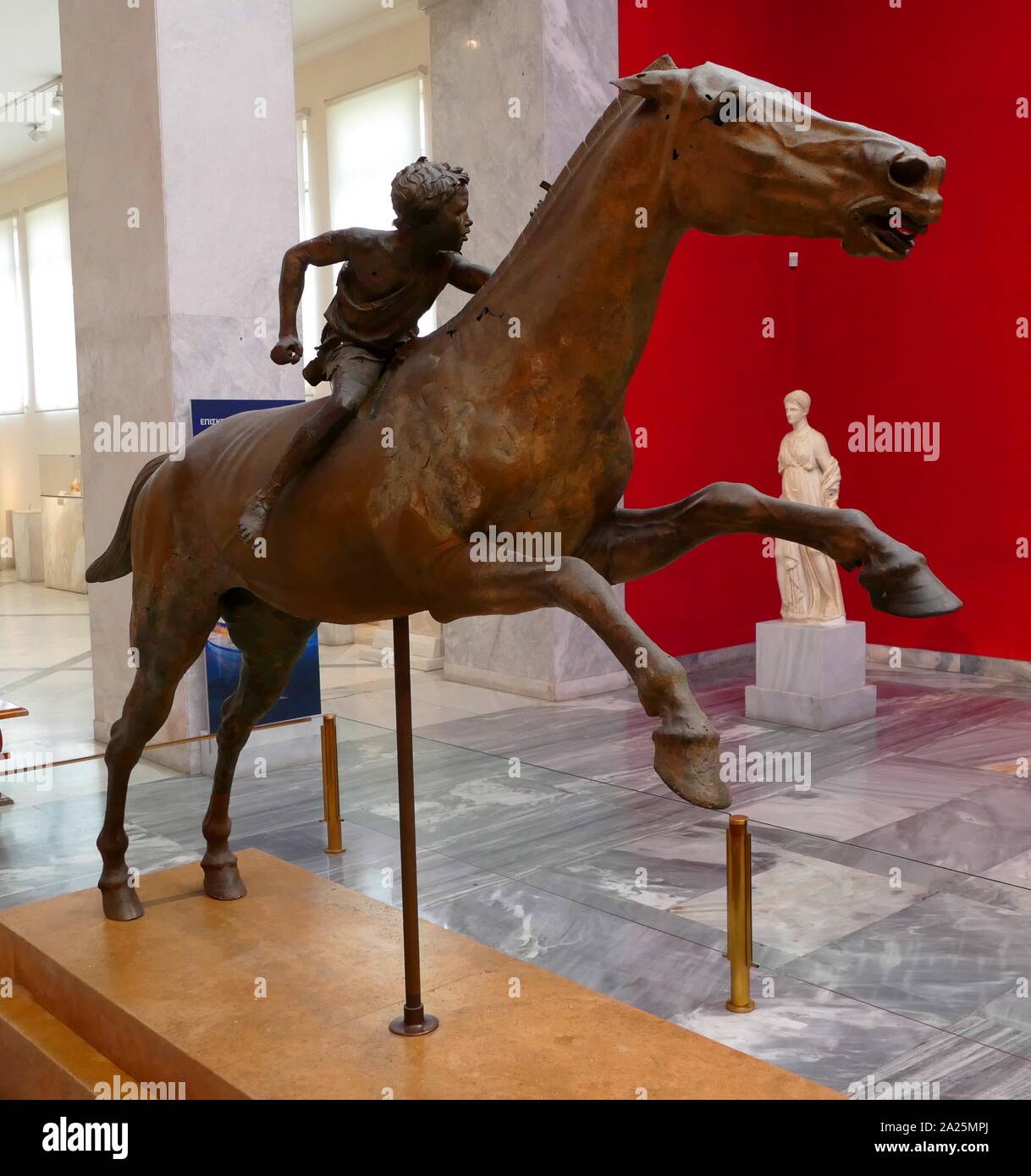 Bronzestatue Darstellung" der Jockey von Artemision', einem großen hellenistischen Statue eines Jungen ein Pferd reiten, datiert auf ca. 150-140 BC. Es ist eine seltene Überlebende original Bronzestatue aus dem antiken Griechenland und ein seltenes Beispiel der griechischen Skulptur eines Rennpferds Stockfoto