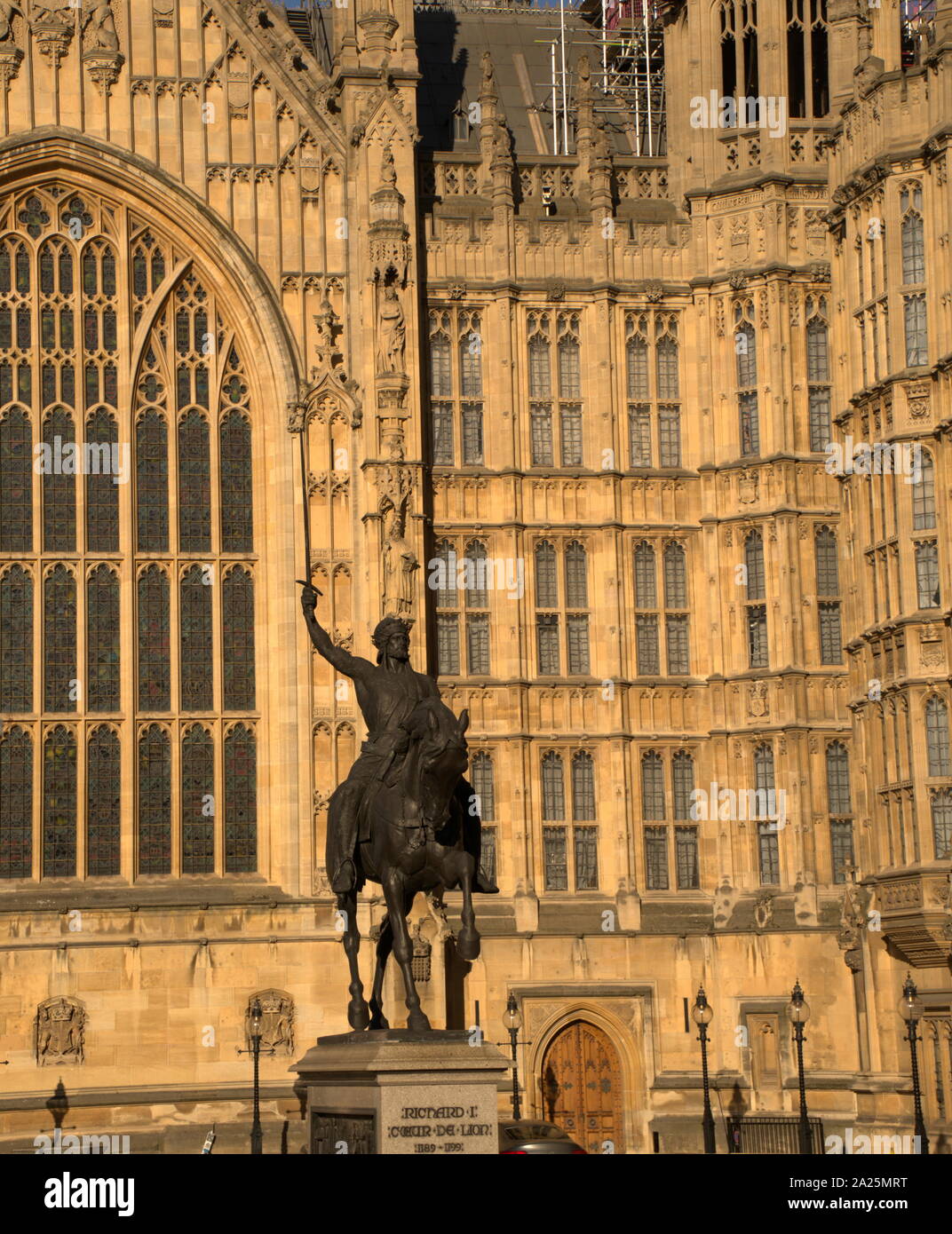 Richard I, Statue von Carlo Marochetti, außerhalb der Palast von Westminster, Parlament, London United Kingdom. Richard I (8. September 1157 bis 6. April 1199) war König von England von 1189 bis zu seinem Tod. Stockfoto