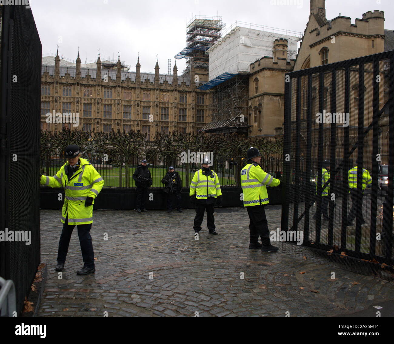 Sicherheit außerhalb des Houses of Parliament, London, Großbritannien Stockfoto