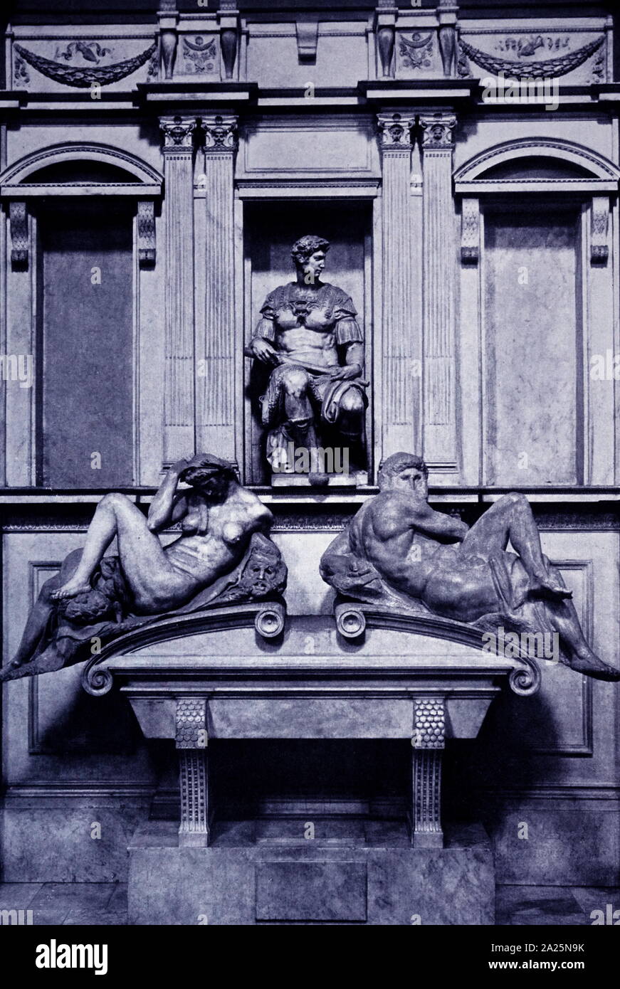 Grab von Giuliano de Medici von Michelangelo. Michelangelo di Lodovico Buonarroti Simoni (1475-1564) ein italienischer Bildhauer, Maler, Architekt und Dichter der Renaissance. Stockfoto