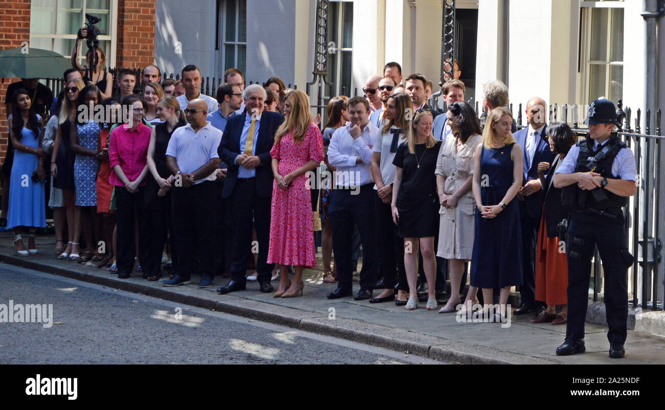Boris Johnson's Freundin, Carrie Symonds (rosa Kleid, Mitte), mit eingehenden Nummer 10 Personal, wie sie für die Ankunft von Boris Johnson nach seiner Ernennung zum britischen Premierminister am 24. Juli 2019 warten. Stockfoto