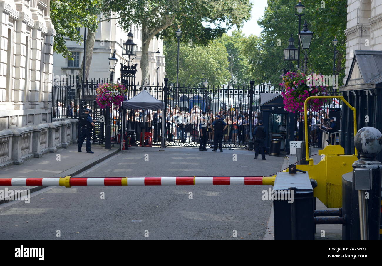 Demonstrationen außerhalb der Downing Street, London, nach der die Ankunft von eingehenden neuen Premierminister, Boris Johnson. Downing Street ist die offizielle Wohnsitze und Büros der Premierminister des Vereinigten Königreichs und des Schatzkanzlers. an der Whitehall, wenige Gehminuten von den Häusern des Parlaments, die Downing Street wurde in den 1680er Jahren von Sir George Downing gebaut. Stockfoto
