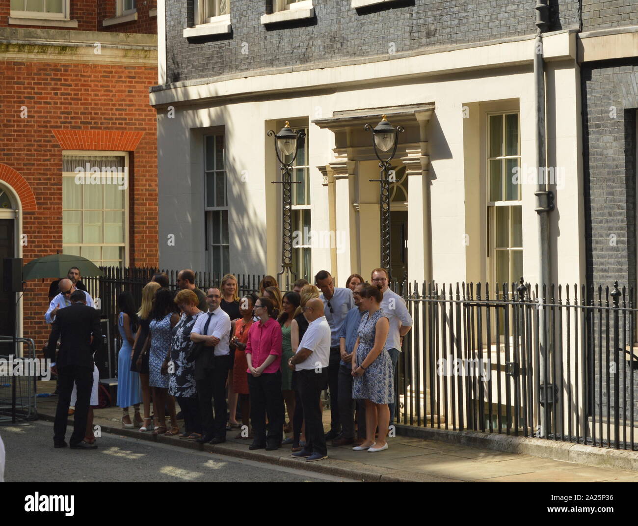 Mitarbeiter begrüßen die eingehende Premierminister, Boris Johnson, in Downing Street; 24. Juli 2019 Stockfoto