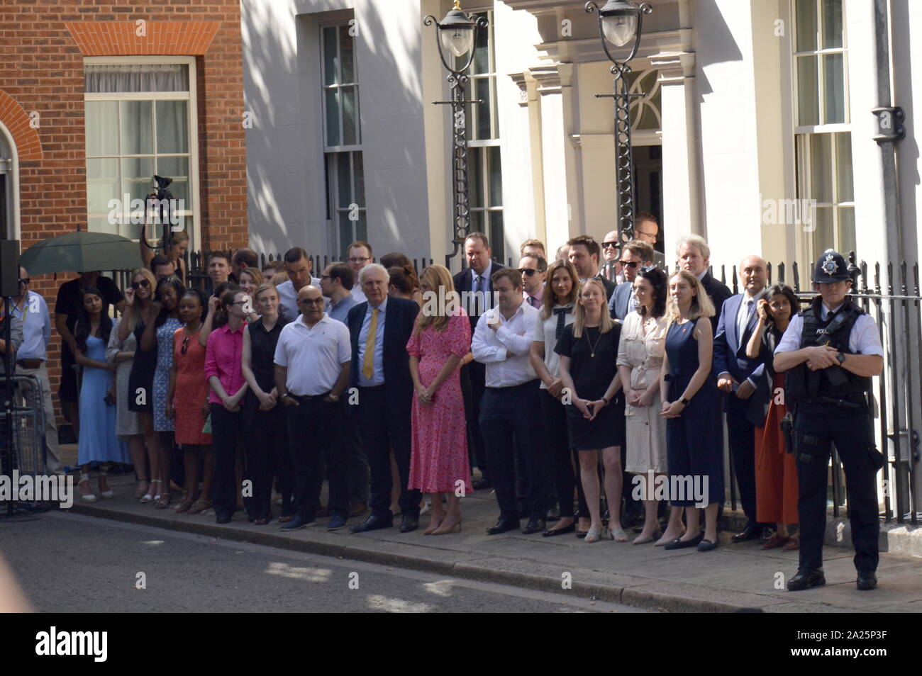 Von Boris Johnson Freundin, Carrie Symonds (rosa Kleid, Mitte), mit eingehenden Nummer 10 Personal, wie sie für die Ankunft von Boris Johnson nach seiner Ernennung zum britischen Premierminister am 24. Juli 2019 warten. Stockfoto