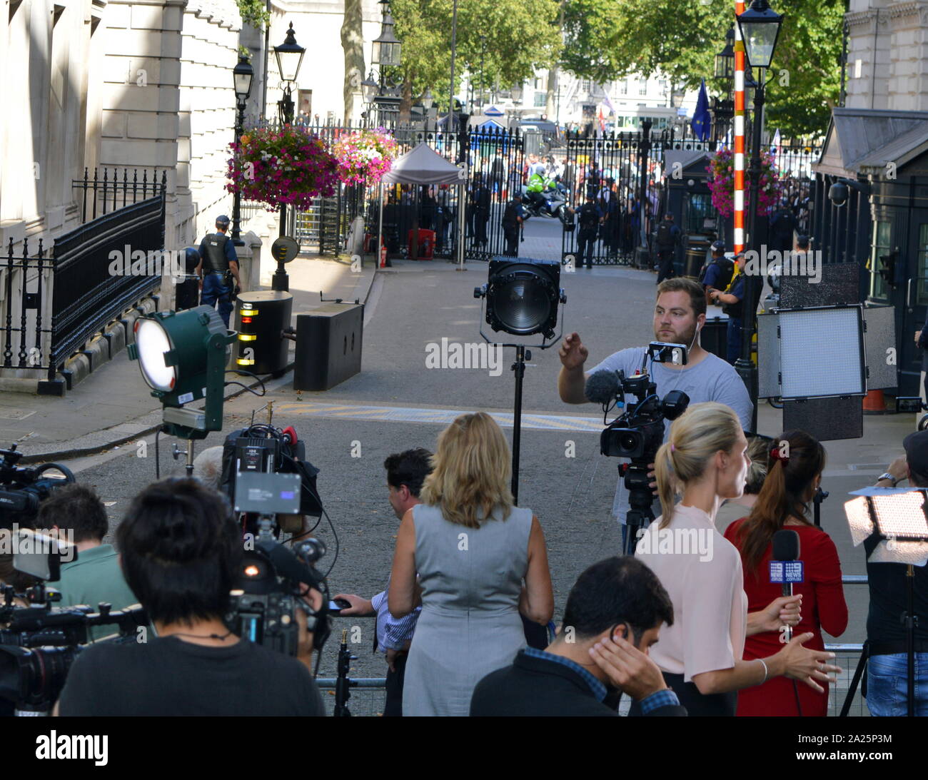Medien in Downing Street für Reden durch die ausgehenden und eingehenden Premierminister, Theresa May und Boris Johnson. 24. Juli 2019 Stockfoto