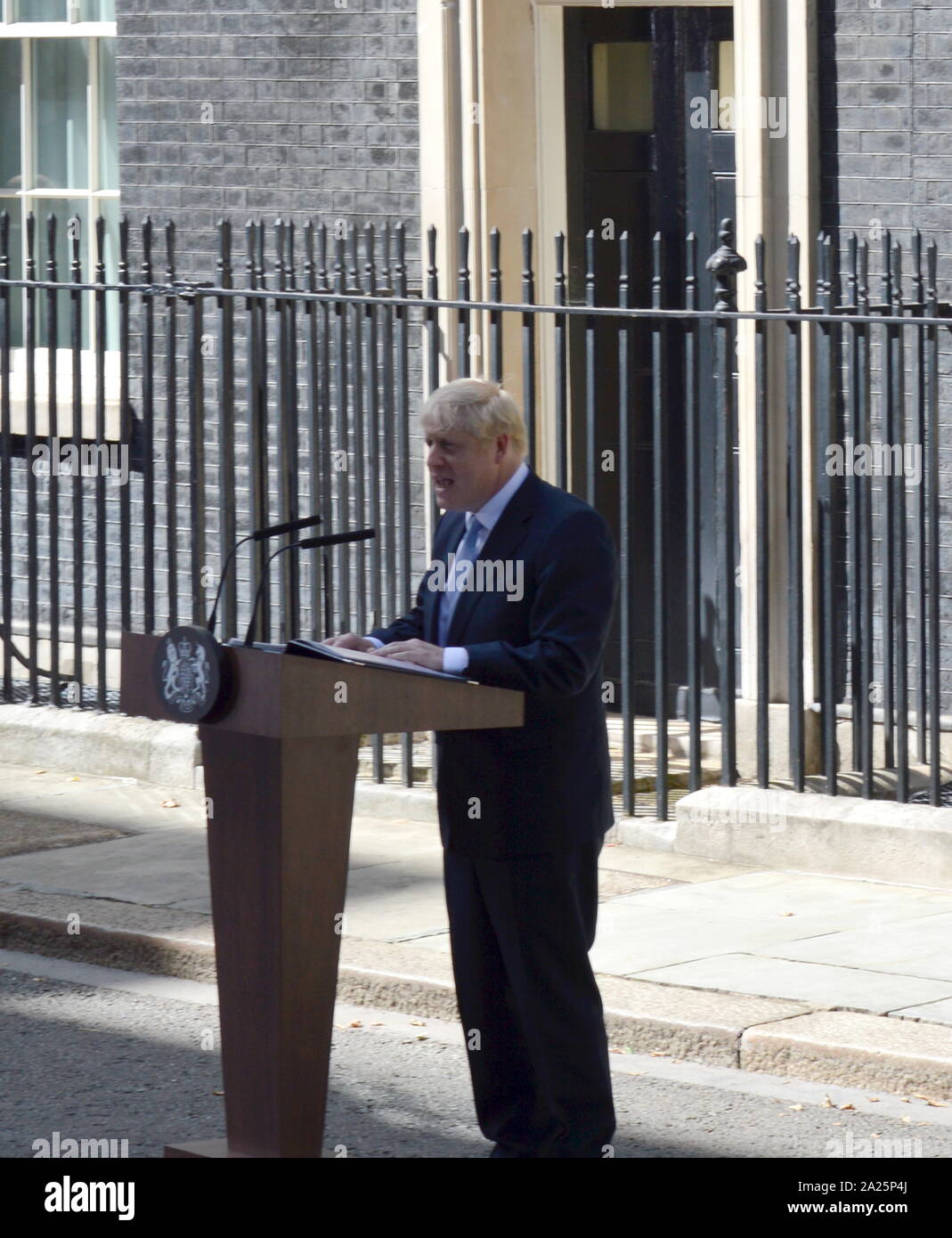 Boris Johnson; (* 19. Juni 1964), britischer Politiker und Premierminister des Vereinigten Königreichs und Führer der konservativen Partei seit Juli 2019. Boris Johnson sprechen in Downing Street an seinem ersten Tag als Premierminister am 24. Juli 2019 Stockfoto