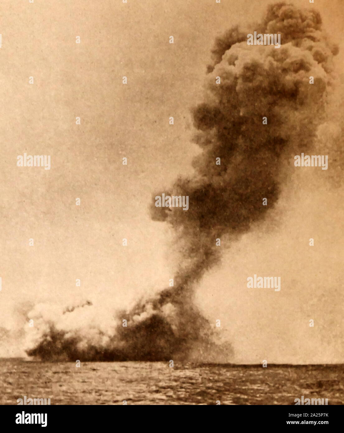 Foto der "Queen Mary" während der Schlacht von Jütland zu explodieren. Stockfoto