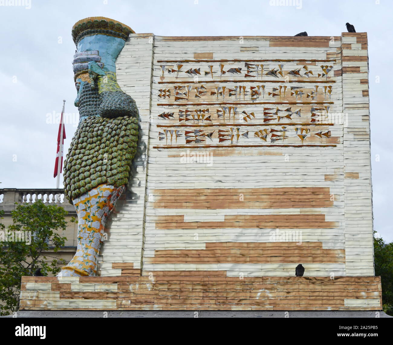 Der unsichtbare Feind sollte nicht existieren' von Michael Rakowitz b. 1973, New York. 2006 Michael Rakowitz begann seine Projekt der unsichtbare Feind nicht vorhanden sein sollte, neu zu erstellen, über 7.000 archäologische Artefakte aus dem Irak Museum während des Krieges geplündert oder zerstört. Eine davon war die Lamassu, eine geflügelte Gottheit. Es nergal Tor am Eingang des alten assyrischen Stadt Ninive bewacht, in der Nähe der heutigen Mossul, Irak, in c 700 v. Chr. bis 2015, als es durch die ISIS zerstört. 28. März 2018 von Sadiq Khan, Bürgermeister von London, Trafalgar Square, Fourth Plinth Programm vorgestellt. Stockfoto