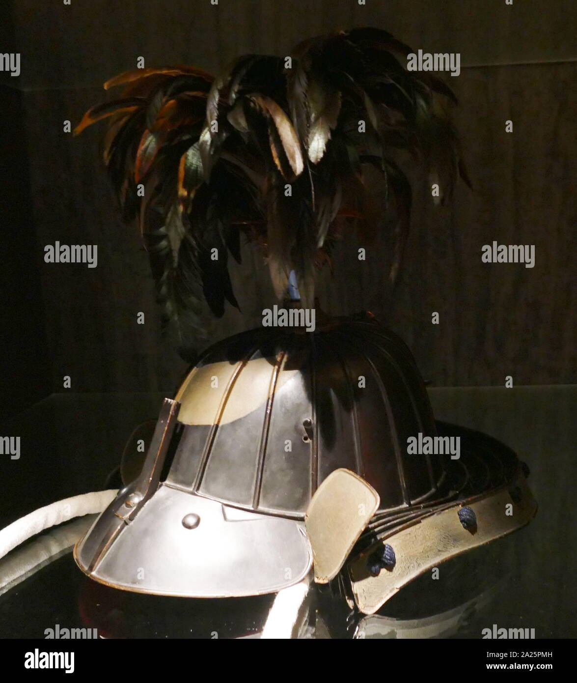 Schwarz lackierte Kabuto (Helm) aus Eisen gefertigt; von einem japanischen Samurai Warrior verwendet. Mitte Edo Periode. Der Edo periode (Tokugawa Periode) zwischen 1603 und 1868 in der Geschichte Japans, wenn der japanischen Gesellschaft war unter der Herrschaft der Tokugawa Shogunat Stockfoto