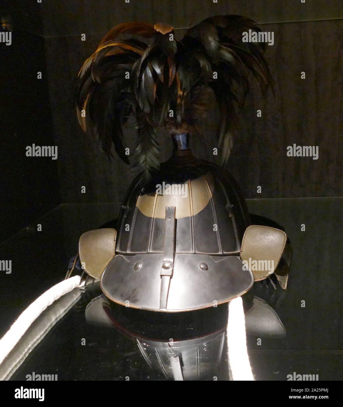 Schwarz lackierte Kabuto (Helm) aus Eisen gefertigt; von einem japanischen Samurai Warrior verwendet. Mitte Edo Periode. Der Edo periode (Tokugawa Periode) zwischen 1603 und 1868 in der Geschichte Japans, wenn der japanischen Gesellschaft war unter der Herrschaft der Tokugawa Shogunat Stockfoto